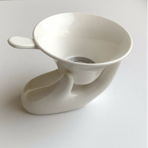 Рука и ситечко фарфоровые. Photo 2